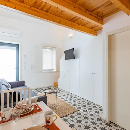 A Window To - Pestana Charming Flat